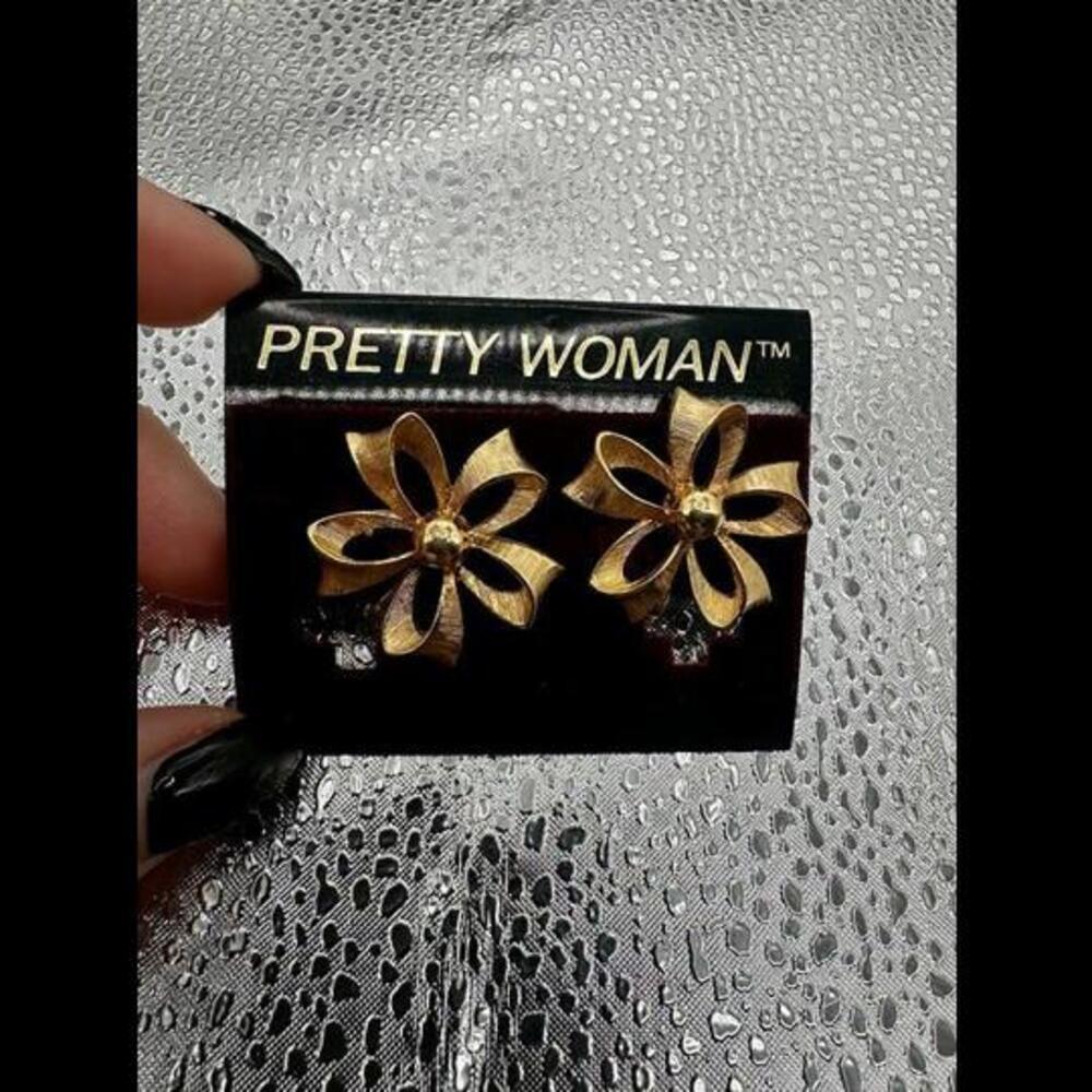 Pretty Woman Gold-Tone Floral Clip-On Earrings